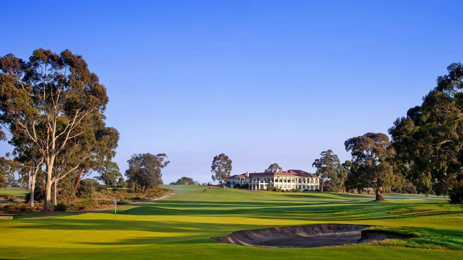 Fairway, bunkering and clubhouse at Commonwealth Golf Club on the Melbourne Sandbelt